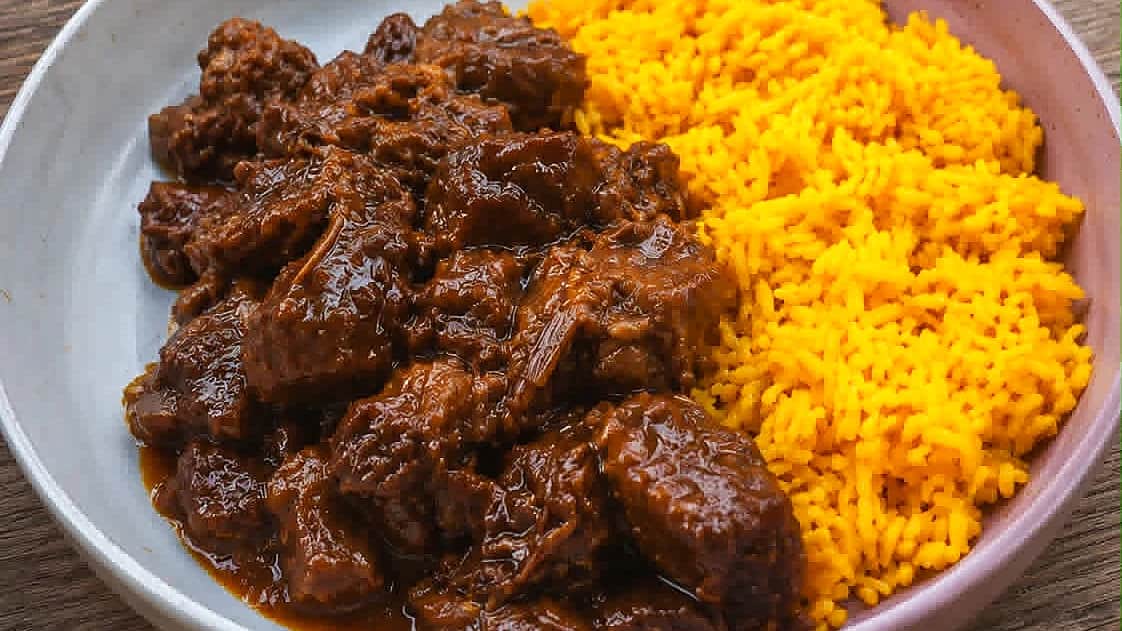 Daging Smoor van sukade met gele rijst op een bord